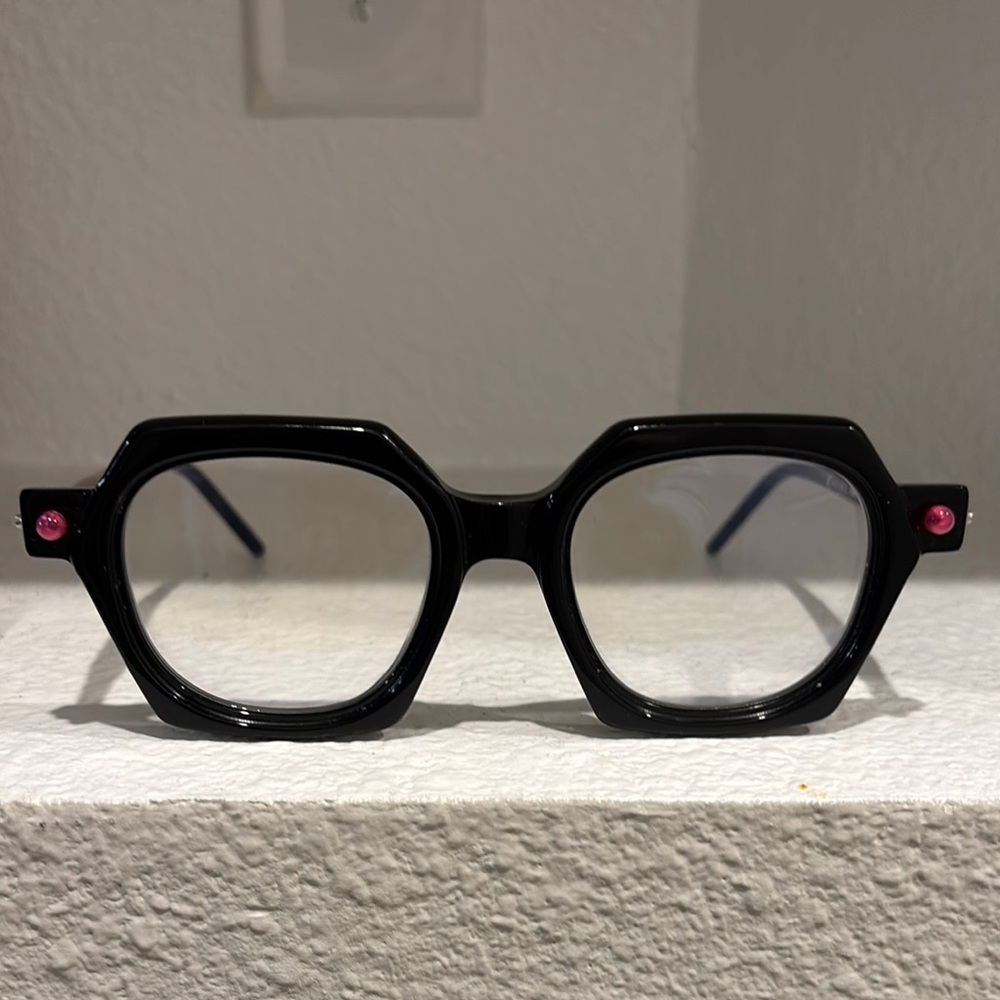Kuboraum Black Square Glasses with Pink Accents